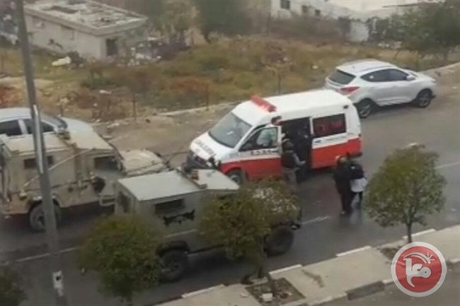 الاحتلال يعتقل فتاتين من داخل سيارة اسعاف