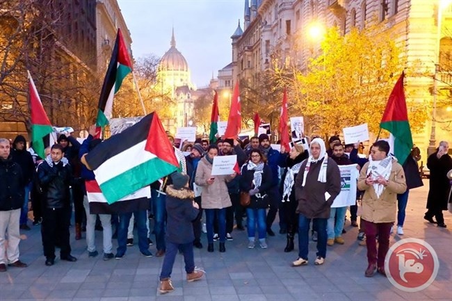 مسيرة امام السفارة الامريكية في بودابست