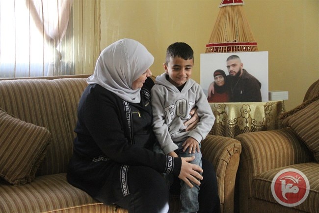 غنام تتفقد الطفل مصاروة &quot;6 سنوات&quot; الذي احتجزه الاحتلال