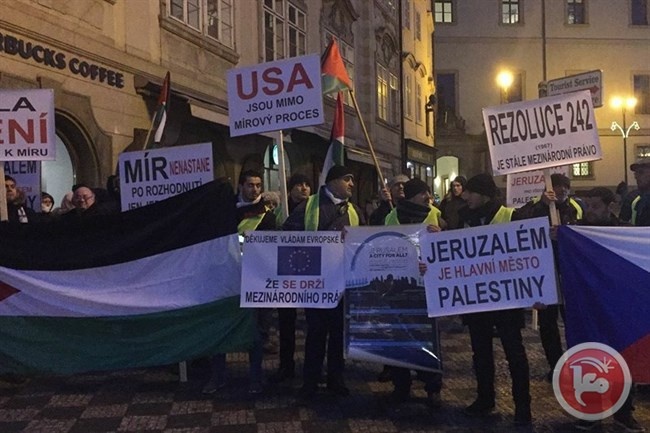 تظاهرة ليلية أمام السفارة الأمريكية في العاصمة التشيكية
