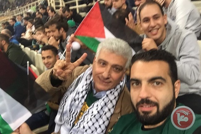 اعلام فلسطين في مباراة اليونان واسرائيل
