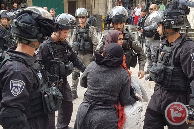 الاحتلال يعتقل سيدة مقدسية بعد ضربها