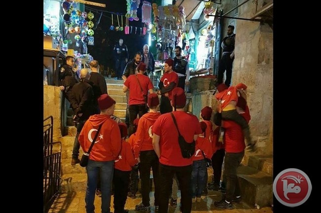 شاهد- الاحتلال يعتقل 4 أتراك ويعتدي عليهم بالقدس