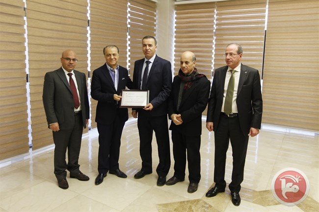 المهندس حجاوي يكرم مجموعة من الباحثين المتميزين في &quot;الامريكية&quot;