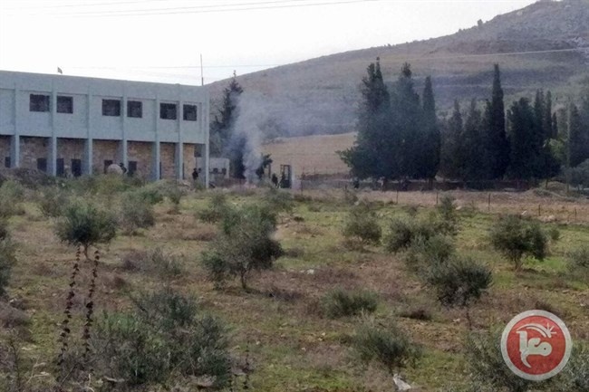 اصابات خلال هجوم المستوطنين والجيش على مدرسة بنابلس