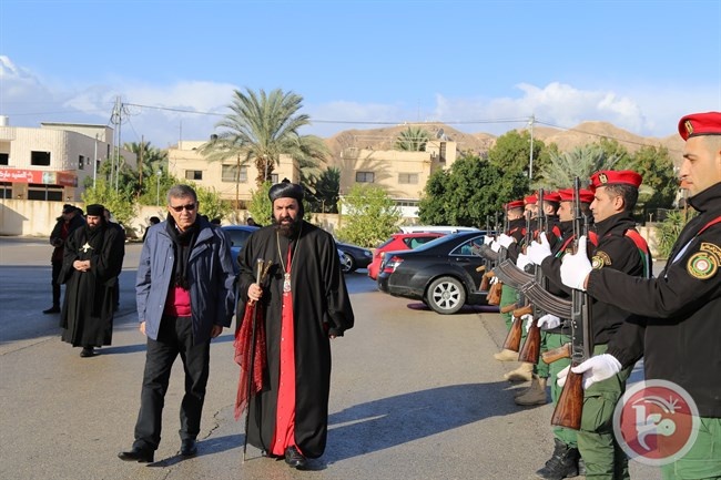 الفتياني ينقل تهاني الرئيس بعماد المسيح للسريان والاقباط