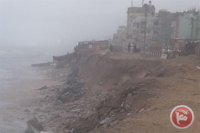 انهيار جرف الشاطىء غرب غزة وتضرر منازل