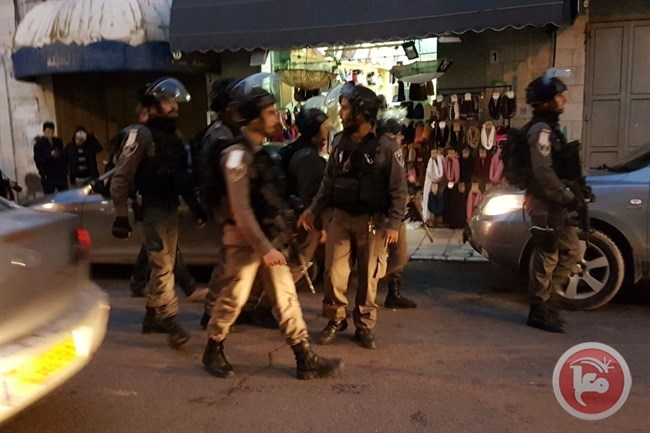 الاحتلال يقتحم منزلين وينفذ اعتقالات من عدة مناطق في القدس
