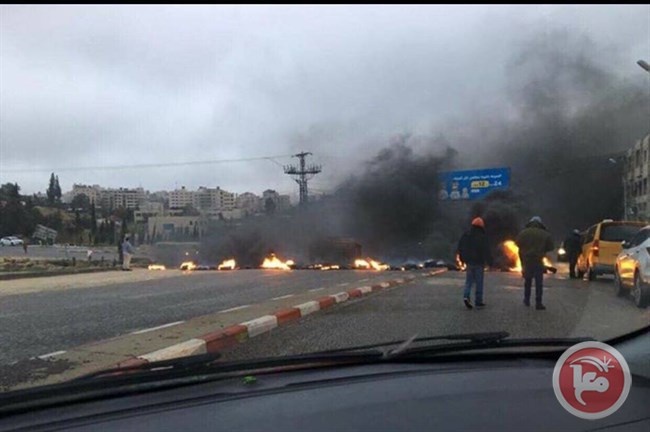 التزاما بالاضراب- شبان يغلقون طرقا في رام الله