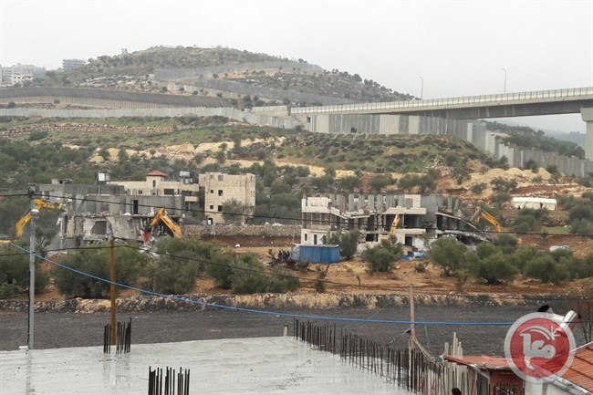 شاهد- جرافات الاحتلال تهدم بنايات في بيت جالا