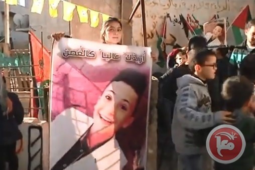 أطفال الدهيشة ينظمون مسيرة تضامنية مع أصغر أسير فلسطيني