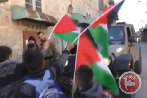 الخليل- الاحتلال يهاجم وقفة لاطفال شارع الشهداء ويعتدي على الصحفيين