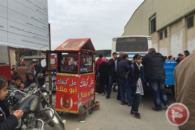 العربات المتنقلة ... مصدر رزق في أيام فتح معبر رفح