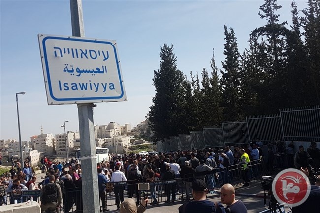 الاحتلال يعتقل فتى شابا مُصابا ويقتحم العيسوية