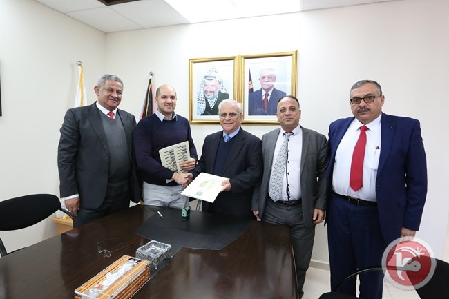 القدس المفتوحة توقع اتفاقية لتشغيل وحدات خلايا شمسية