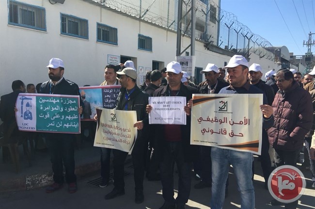 مهندسون يحتجون أمام &quot;الأونروا&quot; بغزة