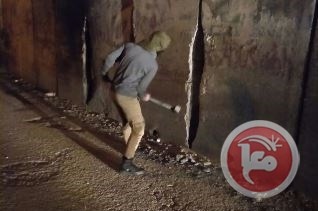 شبان يحدثون ثغرة بالجدار الفاصل في أبو ديس