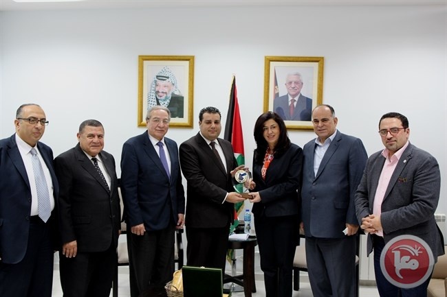 وزيرة الاقتصاد تبحث سبل تسهيل التجارة بين فلسطين والأردن