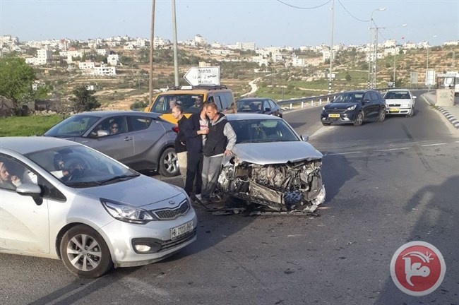 اصابة مواطنين في حادث سير شمال الخليل