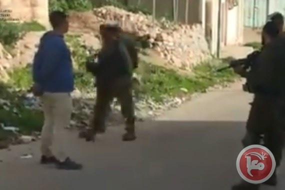 فيديو- الاحتلال يعتقل شابا من الخليل