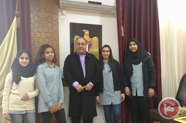 محافظ جنين يطلع على مبادرة &quot;حافلتنا الآمنة&quot;