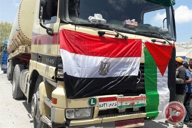 الشاحنات المصرية تشق طريقها بعيدا عن &quot;الوفاق&quot;