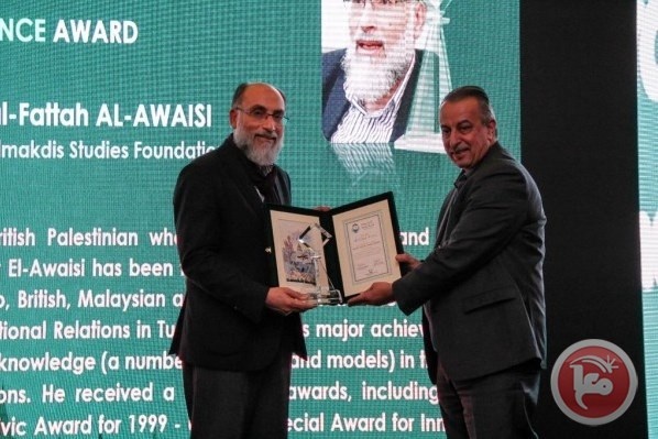 فلسطيني يهدي &quot;جائزة اسطنبول للعلم&quot; للعلماء المعتقلين