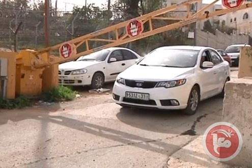 6 سيارات فلسطينية تمر عبر شارع مغلق بالخليل
