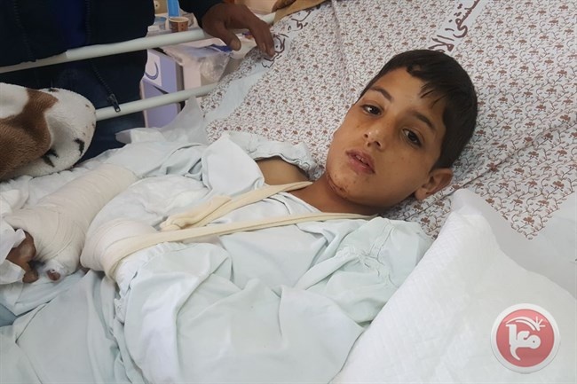 طارده الجنود فسقط عن سطح المنزل