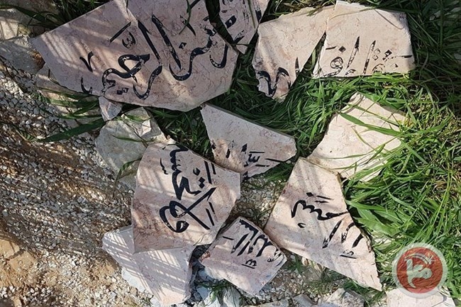 فيديو وصور- تحطيم شواهد قبور الشهداء في مقبرة المجاهدين