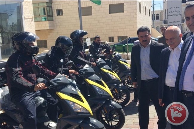وزير الاتصالات يسلم البريد مجموعة من الدراجات النارية