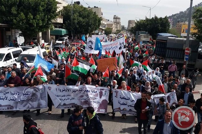 مئات اللاجئين الفلسطينيين يشاركون بمسيرة بنابلس