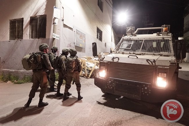 الاحتلال يعتقل 16 مواطنا ويدعي العثور على اسلحة