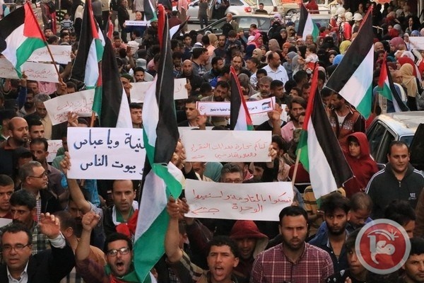 الآلاف ينتفضون في خان يونس رفضاً للحصار والظلم