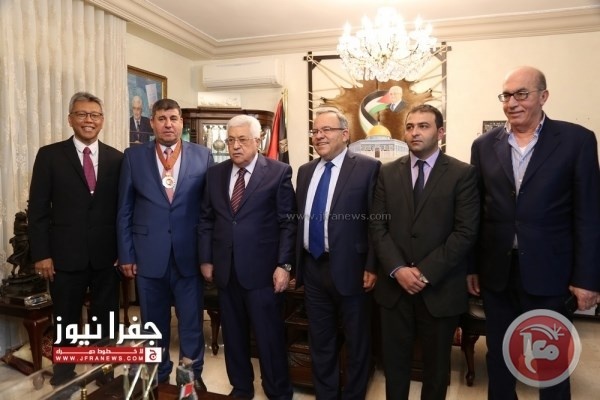 الرئيس يقلد النائب الأردني السعود نجمة الاستحقاق