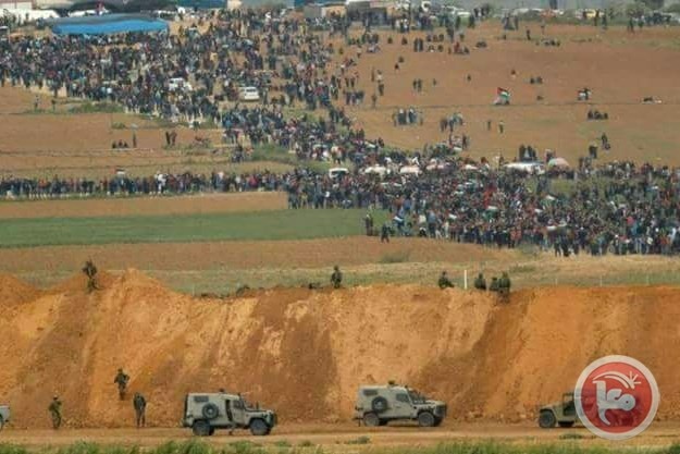 مئات الفلسطينيين يخترقون الحدود