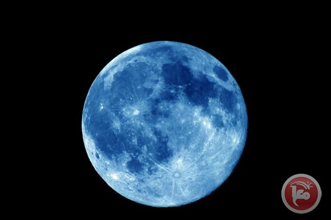 القمر الازرق يزين سماء فلسطين الليلة