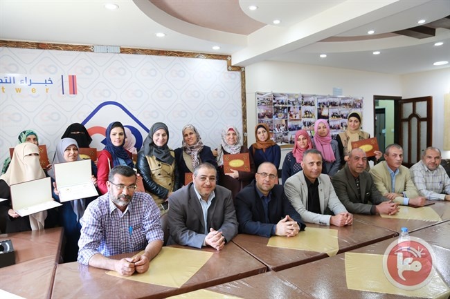 هيئة الأسرى تعقد دورة لزوجات الأسرى وموظفات الهيئة