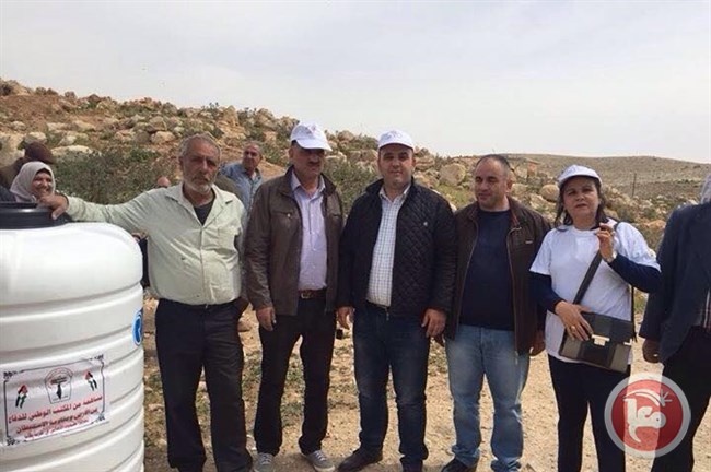 المكتب الوطني يوزيع خزانات مياه وزراعة اشجار الزيتون في خربة طانا