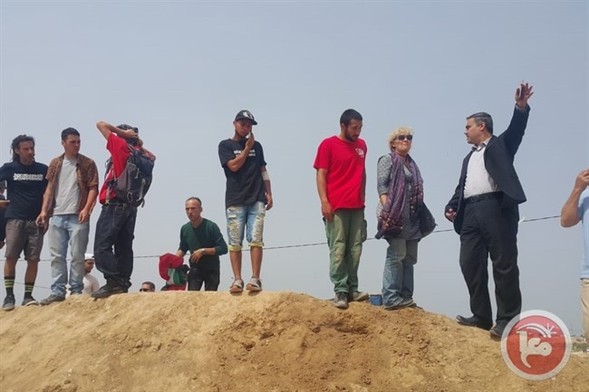 وفد إيطالي يتعرف على مخيم العودة شرق غزة