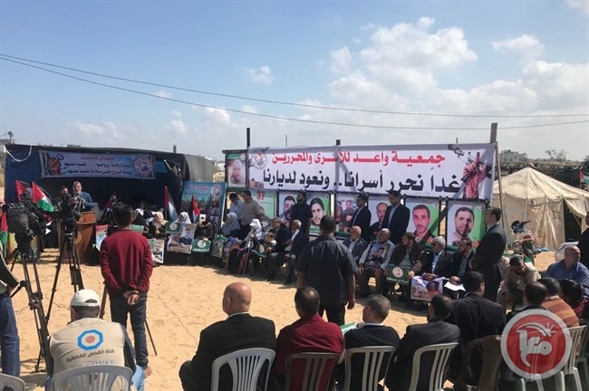لأول مرة- اعتصام أهالي الأسرى ينتقل الى مخيمات العودة