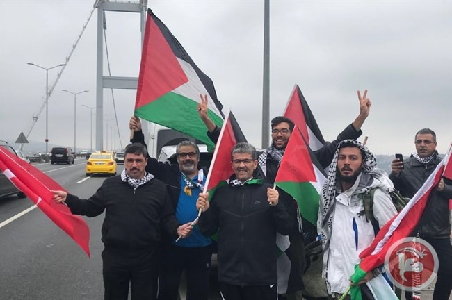 مسيرة فلسطينية سيرا على الاقدام على جسر البسفور