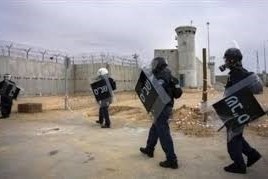 قوات القمع تقتحم قسم 22 في سجن عوفر