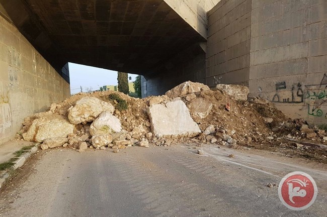 الاحتلال يغلق طريق جسر مادما بالسواتر الترابية
