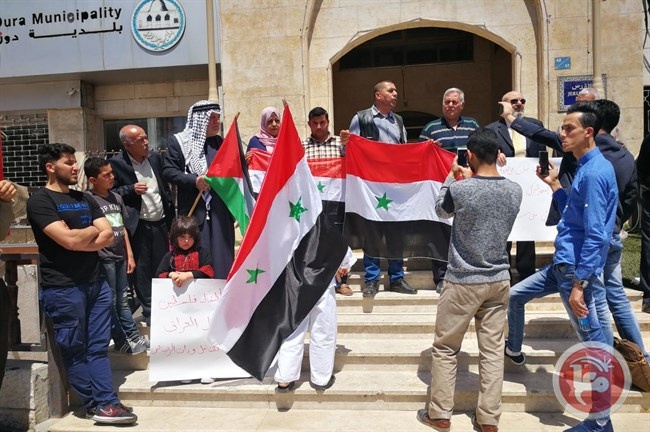 العشرات ينظمون وقفة تضامن مع سوريا في دورا