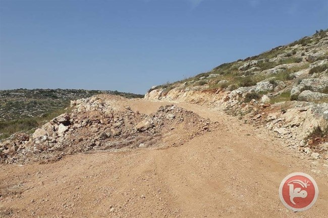 الاحتلال يغلق طرقا زراعية في قرى رام الله