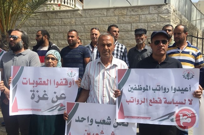 الموظفون الحكوميون يطالبون باجابات حول عدم صرف رواتبهم
