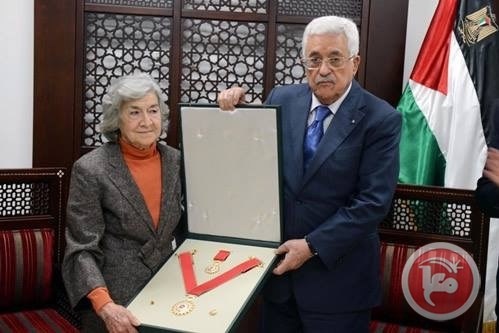 الرئيس يسلم زوجة الشاعر بسيسو الوسام الذهبي