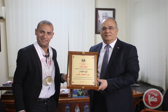 الوزير الشاعر يكرم الشاب يزن حنون