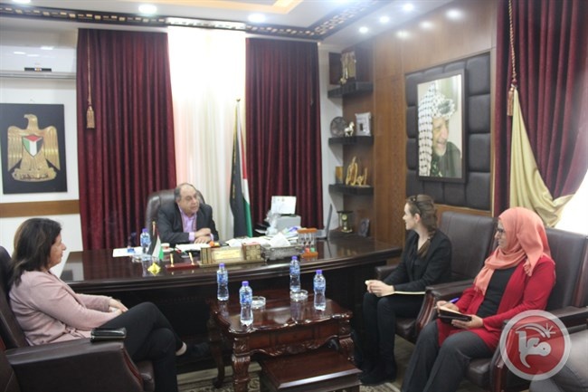 محافظ جنين يطلع رئيسة بعثة الصليب الأحمر على الاوضاع